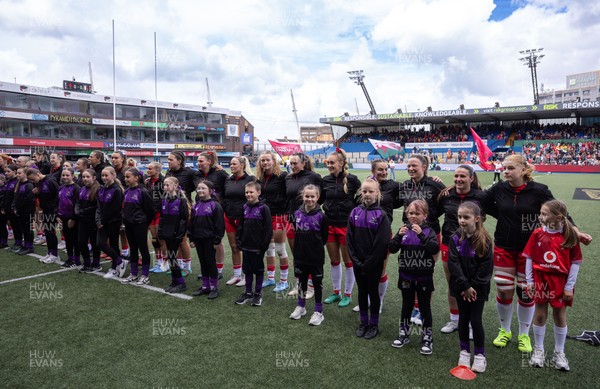 170526 - Wales v Italy, 2026 Guinness Women’s 6 Nations - The Wales team line up for the anthems ahead of the match