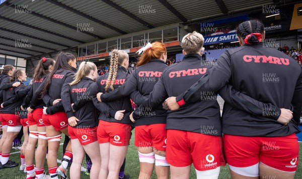 170526 - Wales v Italy, 2026 Guinness Women’s 6 Nations - The Wales team line up for the anthems ahead of the match