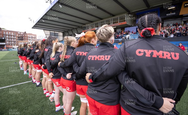 170526 - Wales v Italy, 2026 Guinness Women’s 6 Nations - The Wales team line up for the anthems ahead of the match