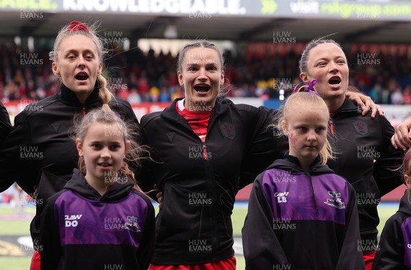 170526 - Wales v Italy, 2026 Guinness Women’s 6 Nations - Hannah Dallavalle of Wales, Jasmine Joyce of Wales and Alisha Joyce of Wales during the anthems