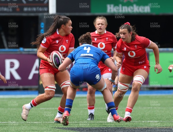 170526 - Wales v Italy, 2026 Guinness Women’s 6 Nations - Jorja Aiono of Wales and Branwen Metcalfe of Wales take on Valeria Fedrighi of Italy