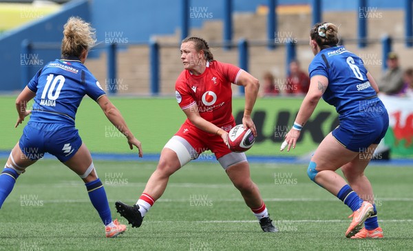 170526 - Wales v Italy, 2026 Guinness Women’s 6 Nations - Lleucu George of Wales takes on Veronica Madia of Italy and Elisa Giordano of Italy