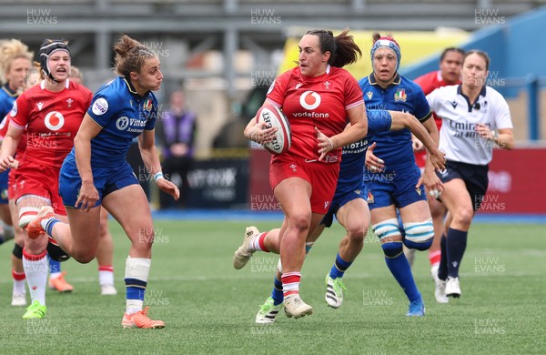 170526 - Wales v Italy, 2026 Guinness Women’s 6 Nations - Courtney Keight of Wales breaks away