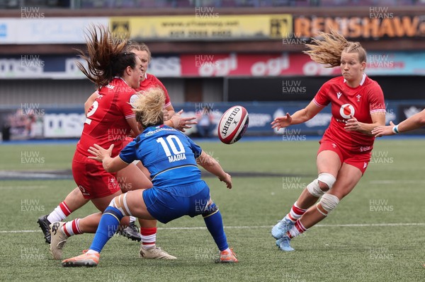 170526 - Wales v Italy, 2026 Guinness Women’s 6 Nations - Courtney Keight of Wales links with Carys Cox of Wales
