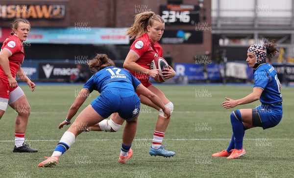 170526 - Wales v Italy, 2026 Guinness Women’s 6 Nations - Carys Cox of Wales takes on Sara Mannini of Italy