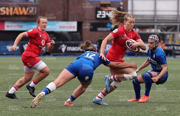 170526 - Wales v Italy, 2026 Guinness Women’s 6 Nations - Carys Cox of Wales takes on Sara Mannini of Italy