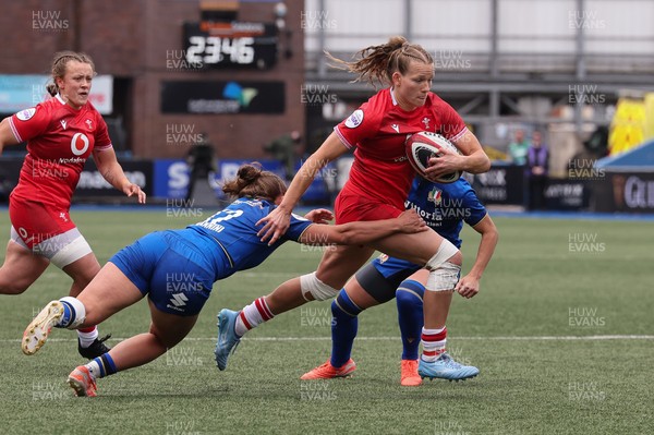 170526 - Wales v Italy, 2026 Guinness Women’s 6 Nations - Carys Cox of Wales takes on Sara Mannini of Italy