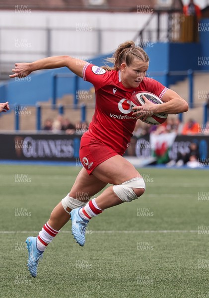 170526 - Wales v Italy, 2026 Guinness Women’s 6 Nations - Carys Cox of Wales breaks away