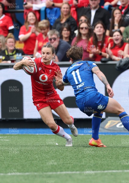 170526 - Wales v Italy, 2026 Guinness Women’s 6 Nations - Jasmine Joyce of Wales takes on Alyssa D’Inca of Italy