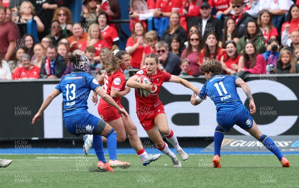 170526 - Wales v Italy, 2026 Guinness Women’s 6 Nations - Jasmine Joyce of Wales takes on Alyssa D’Inca of Italy and Michela Sillari of Italy