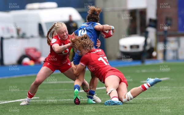 170526 - Wales v Italy, 2026 Guinness Women’s 6 Nations - Francesca Granzotto of Italy is tackled by Carys Cox of Wales and Nikita Prothero of Wales