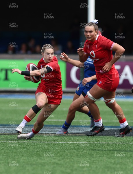 170526 - Wales v Italy, 2026 Guinness Women’s 6 Nations - Keira Bevan of Wales with Bryonie King of Wales