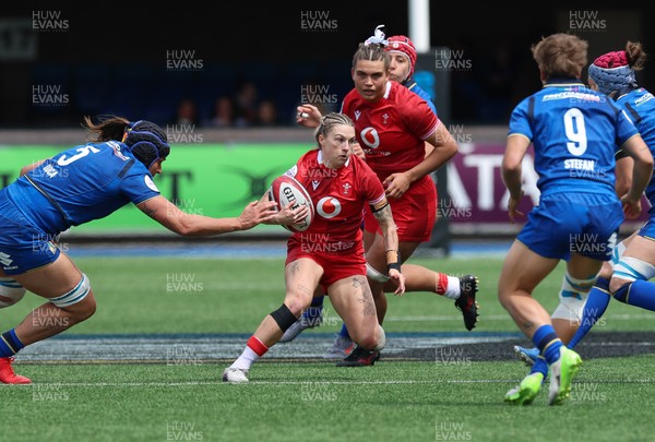 170526 - Wales v Italy, 2026 Guinness Women’s 6 Nations - Keira Bevan of Wales takes on Giordana Duca of Italy and Sofia Stefan of Italy