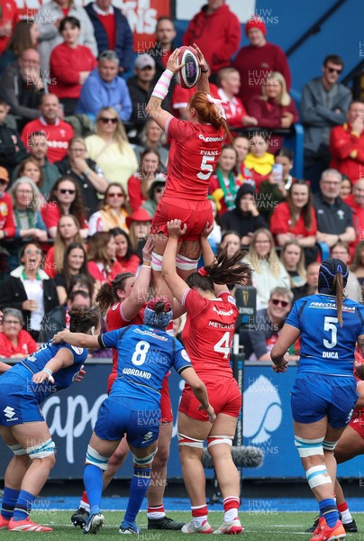 170526 - Wales v Italy, 2026 Guinness Women’s 6 Nations - Georgia Evans of Wales wins a lineout
