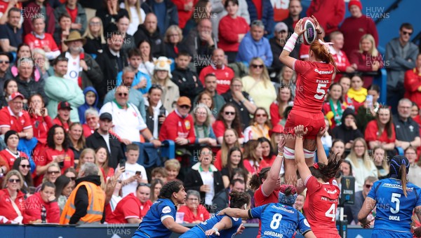 170526 - Wales v Italy, 2026 Guinness Women’s 6 Nations - Georgia Evans of Wales wins a lineout
