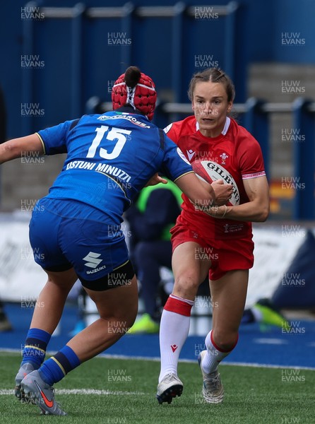 170526 - Wales v Italy, 2026 Guinness Women’s 6 Nations - Jasmine Joyce of Wales takes on Vittoria Ostuni Minuzzi of Italy