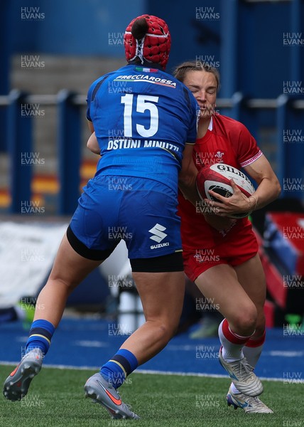 170526 - Wales v Italy, 2026 Guinness Women’s 6 Nations - Jasmine Joyce of Wales takes on Vittoria Ostuni Minuzzi of Italy