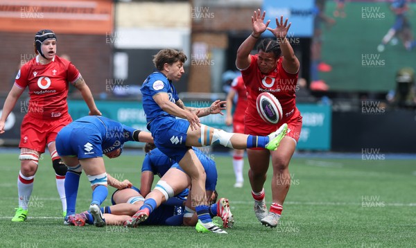 170526 - Wales v Italy, 2026 Guinness Women’s 6 Nations - Sisilia Tuipulotu of Wales looks to charge down a kick by Sofia Stefan of Italy
