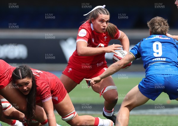 170526 - Wales v Italy, 2026 Guinness Women’s 6 Nations - Bryonie King of Wales takes on Sofia Stefan of Italy