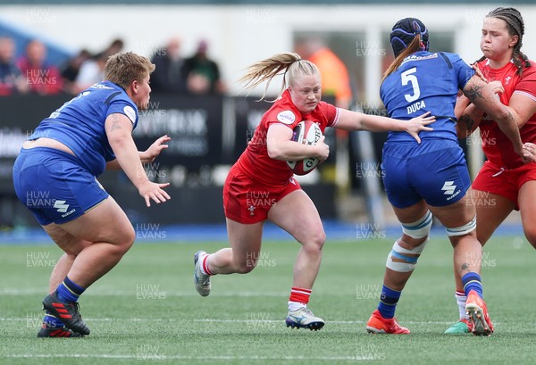170526 - Wales v Italy, 2026 Guinness Women’s 6 Nations - Seren Lockwood of Wales breaks away