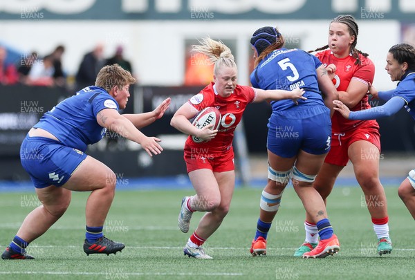 170526 - Wales v Italy, 2026 Guinness Women’s 6 Nations - Seren Lockwood of Wales breaks away