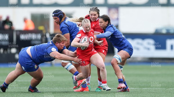 170526 - Wales v Italy, 2026 Guinness Women’s 6 Nations - Seren Lockwood of Wales breaks away