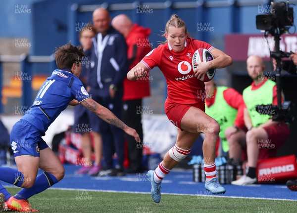 170526 - Wales v Italy, 2026 Guinness Women’s 6 Nations - Carys Cox of Wales takes on Alyssa D’Inca of Italy