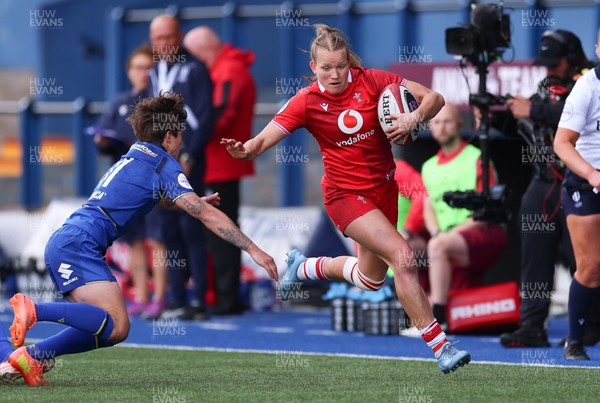 170526 - Wales v Italy, 2026 Guinness Women’s 6 Nations - Carys Cox of Wales takes on Alyssa D’Inca of Italy