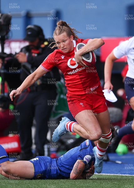 170526 - Wales v Italy, 2026 Guinness Women’s 6 Nations - Carys Cox of Wales takes on Alyssa D’Inca of Italy