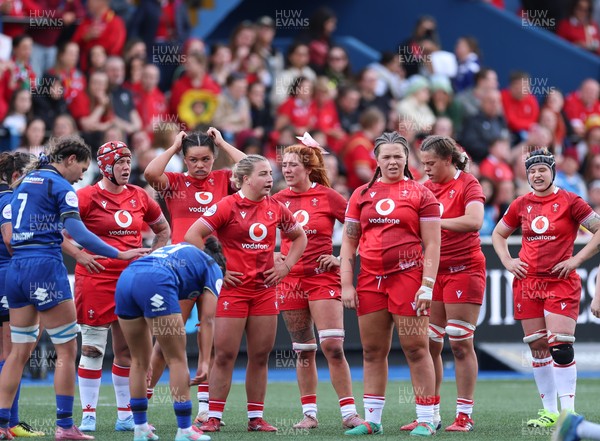 170526 - Wales v Italy, 2026 Guinness Women’s 6 Nations - Wales players wait for play to resume