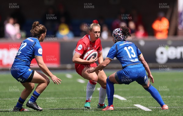 170526 - Wales v Italy, 2026 Guinness Women’s 6 Nations - Hannah Dallavalle of Wales takes on Michela Sillari of Italy