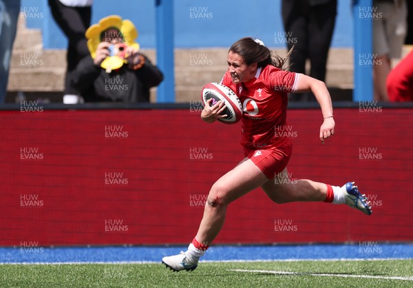 170526 - Wales v Italy, 2026 Guinness Women’s 6 Nations - Kayleigh Powell of Wales races in to score try