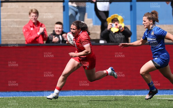 170526 - Wales v Italy, 2026 Guinness Women’s 6 Nations - Kayleigh Powell of Wales races in to score try