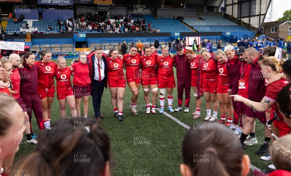 170526 - Wales v Italy, 2026 Guinness Women’s 6 Nations - Bethan Lewis of Wales speaks to the Wales team as they huddle up at the end of the match