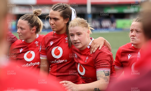 170526 - Wales v Italy, 2026 Guinness Women’s 6 Nations - Bethan Lewis of Wales speaks to the Wales team as they huddle up at the end of the match