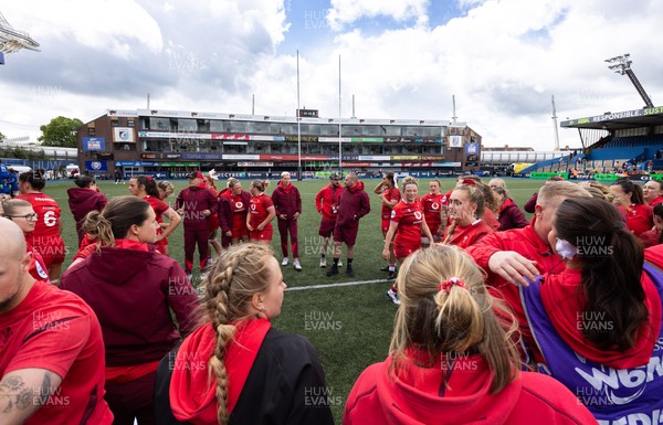 170526 - Wales v Italy, 2026 Guinness Women’s 6 Nations - The Wales team at the end of the match