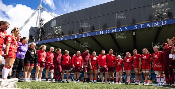 170526 - Wales v Italy, 2026 Guinness Women’s 6 Nations - Sean Lynn, Wales Women head coach speaks to the Wales team as they huddle up at the end of the match