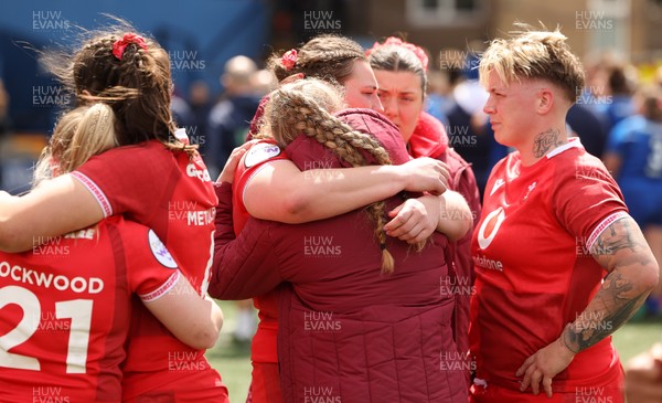170526 - Wales v Italy, 2026 Guinness Women’s 6 Nations - Wales players at the end of the match