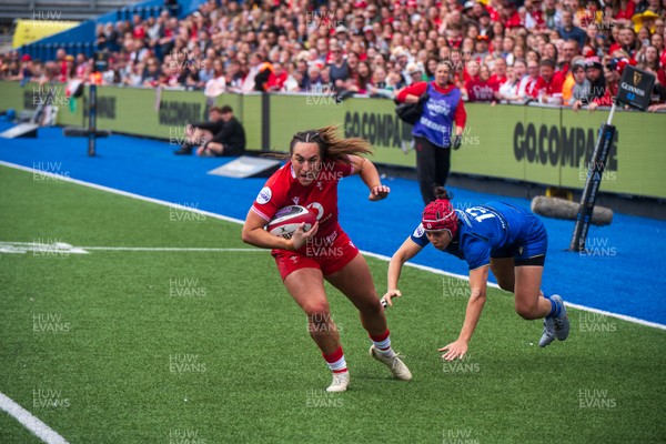 170526 - Wales v Italy - Guinness Women's Six Nations - Courtney Keight of Wales scores a try 