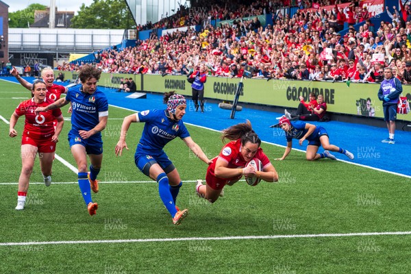 170526 - Wales v Italy - Guinness Women's Six Nations - Courtney Keight of Wales scores a try 