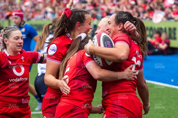 170526 - Wales v Italy - Guinness Women's Six Nations - Courtney Keight of Wales scores a try 