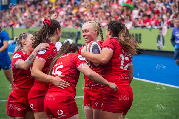 170526 - Wales v Italy - Guinness Women's Six Nations - Courtney Keight of Wales scores a try 