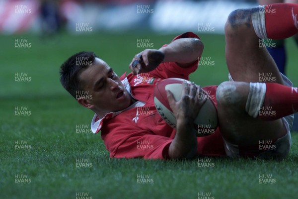 190200 - Wales v Italy - Six Nations -  Shane Howarth of Wales scores his try