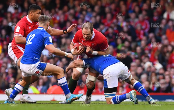190322 - Wales v Italy - Guinness Six Nations - Alun Wyn Jones of Wales takes on Giovanni Pettinelli of Italy