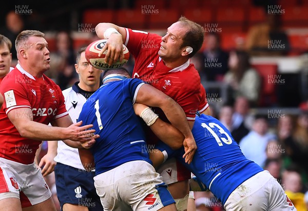 190322 - Wales v Italy - Guinness Six Nations - Alun Wyn Jones of Wales is tackled by Juan Ignacio Brex and Danilo Fischetti of Italy