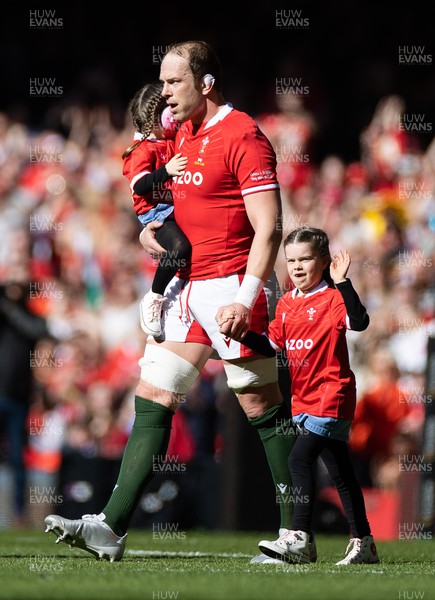 190322 - Wales v Italy - Guinness 6 Nations - Alun Wyn Jones of Wales walks onto the field with daughters Mali and Efa