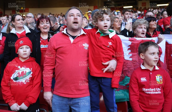 190322 - Wales v Italy - Guinness 6 Nations - Fans sing the anthem