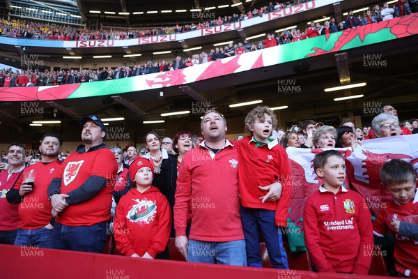 190322 - Wales v Italy - Guinness 6 Nations - Fans sing the anthem