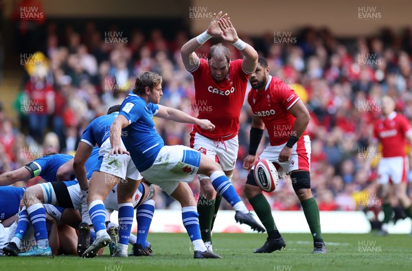 190322 - Wales v Italy - Guinness 6 Nations - Alun Wyn Jones of Wales tries to get in the way of Callum Braley of Italy�s kick
