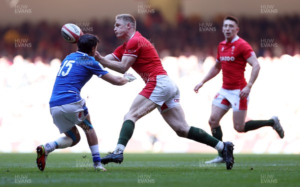 190322 - Wales v Italy - Guinness 6 Nations - Johnny McNicholl of Wales is challenged by Ange Capuozzo of Italy